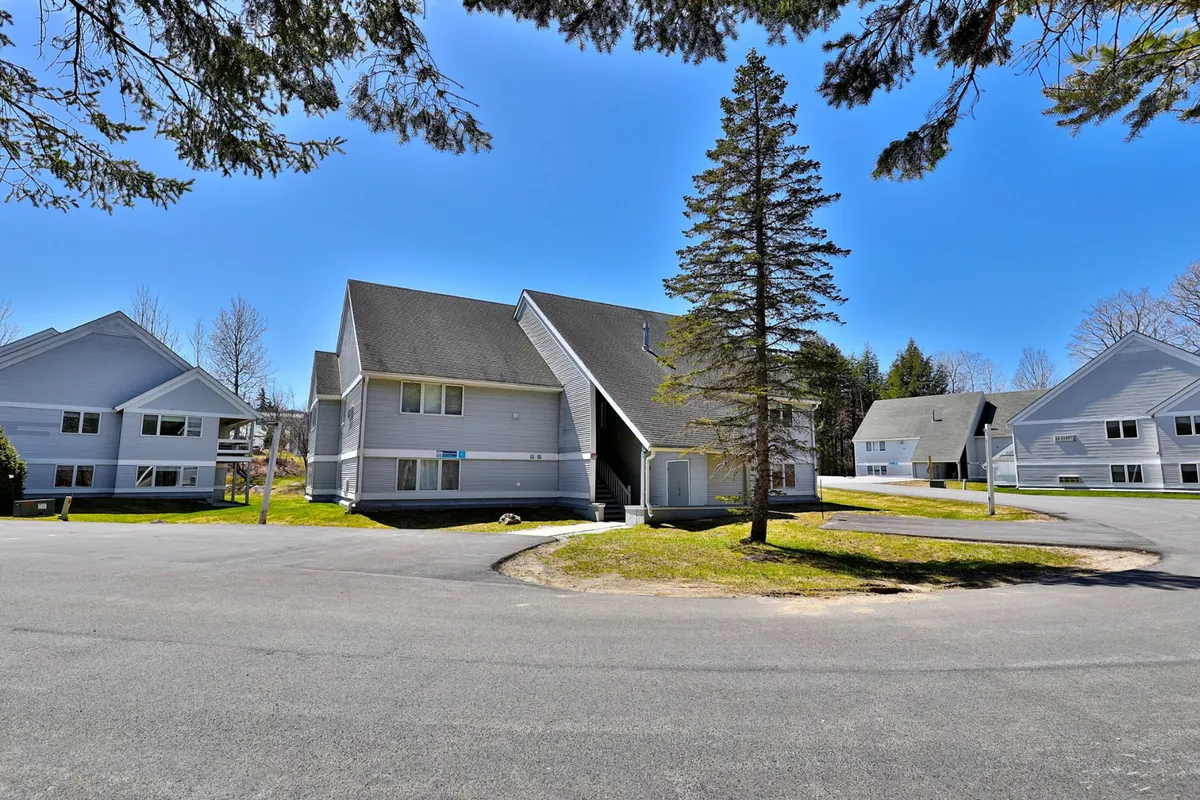 This image showcases the property’s modern exterior, surrounded by greenery and open space. The architecture is inviting, and the environment hints at easy access to local walking paths, nature, and the surrounding neighborhood.